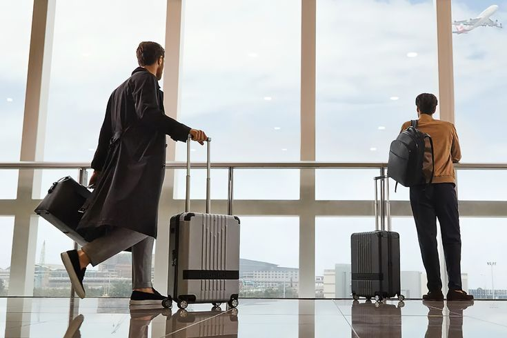 Пассажиры с чемоданами в аэропорту