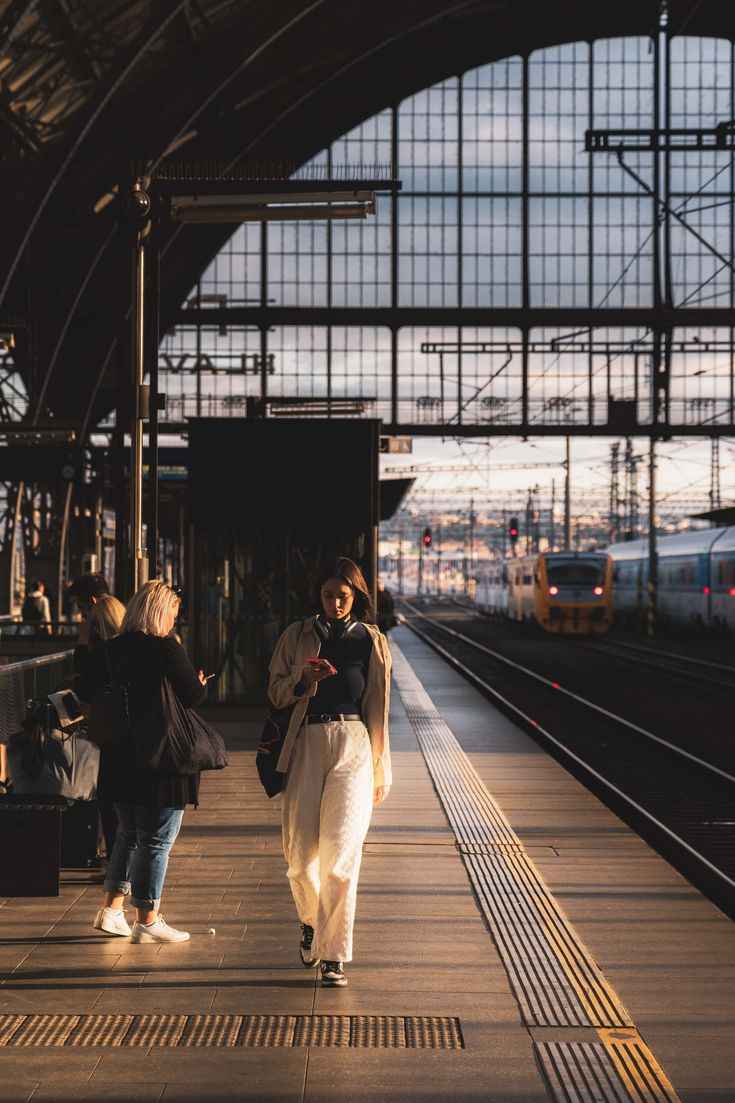 Пассажиры на железнодорожной платформе